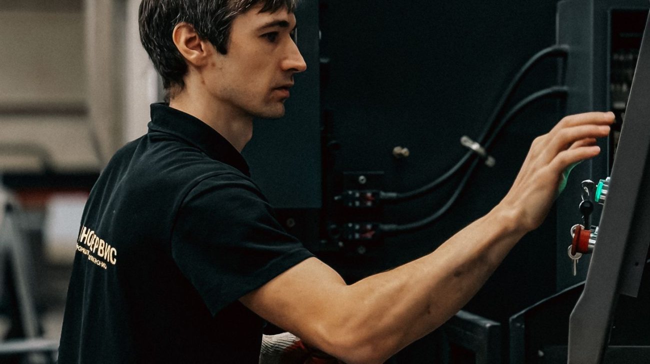 Operator restarting a packaging machine after a ribbon change
