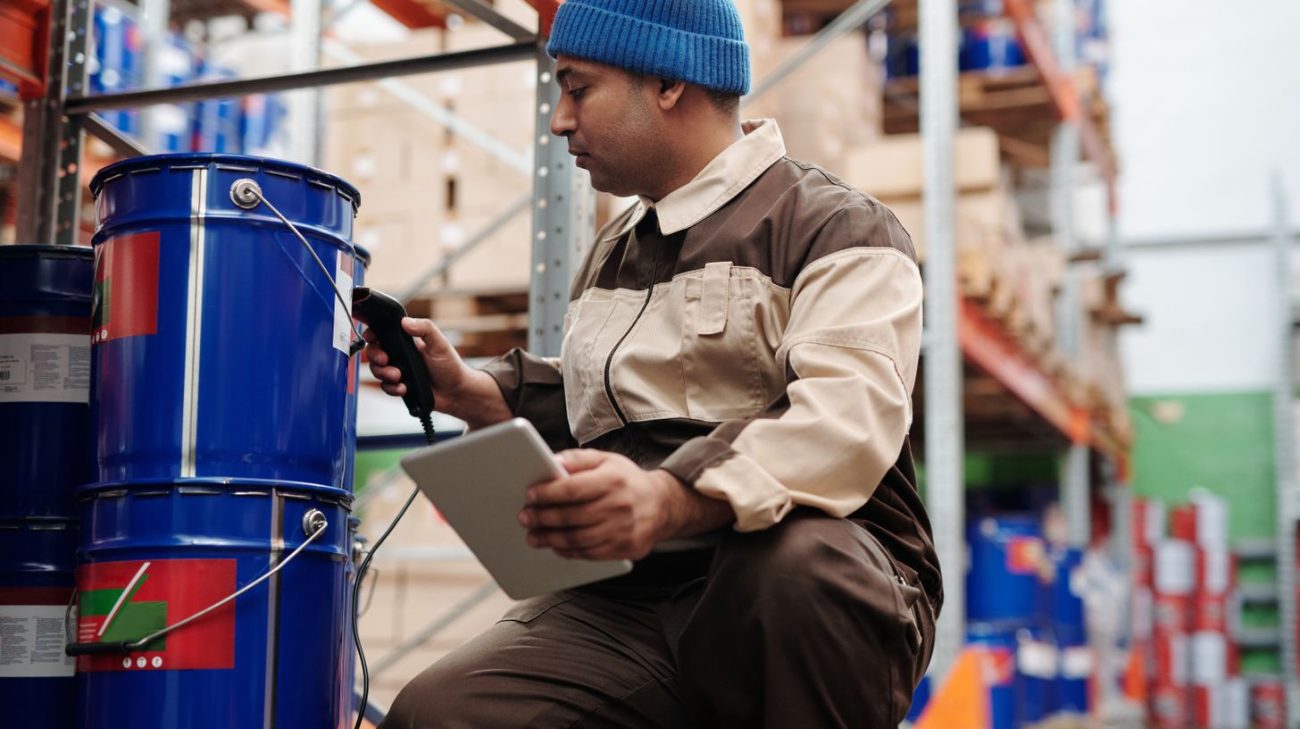 Reading tags on tightly packed metal containers