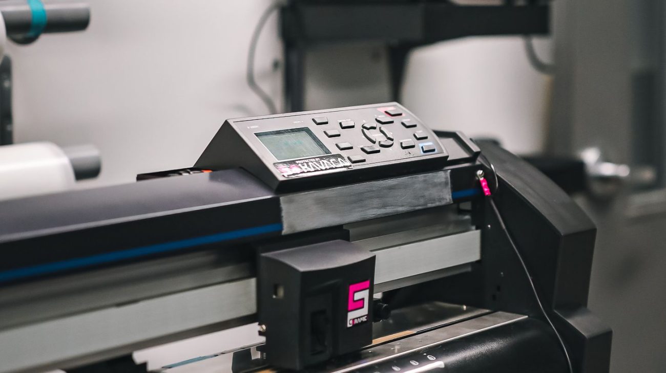 Printing press producing high-resolution 2D barcode labels on a continuous roll