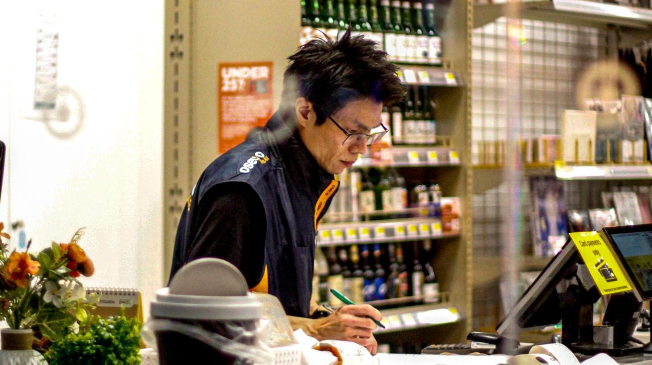 Retail checkout scanning at the counter with a hands-free presentation reader
