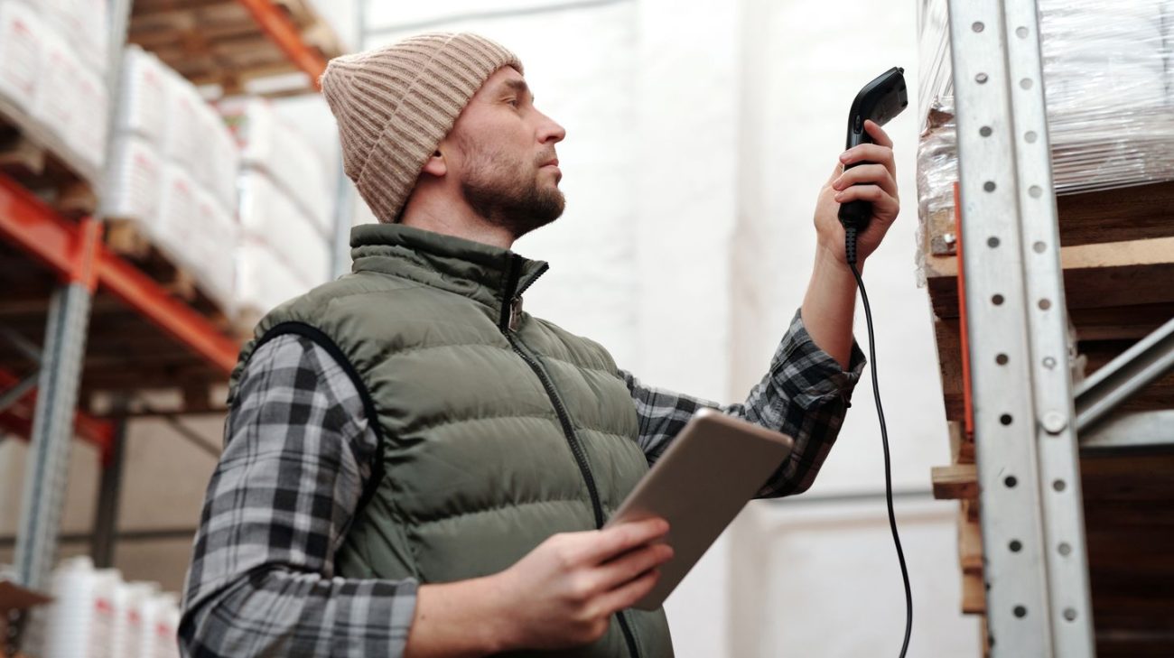 Checking RFID read rate with a handheld reader in a warehouse aisle