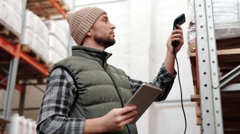 Checking RFID read rate with a handheld reader in a warehouse aisle