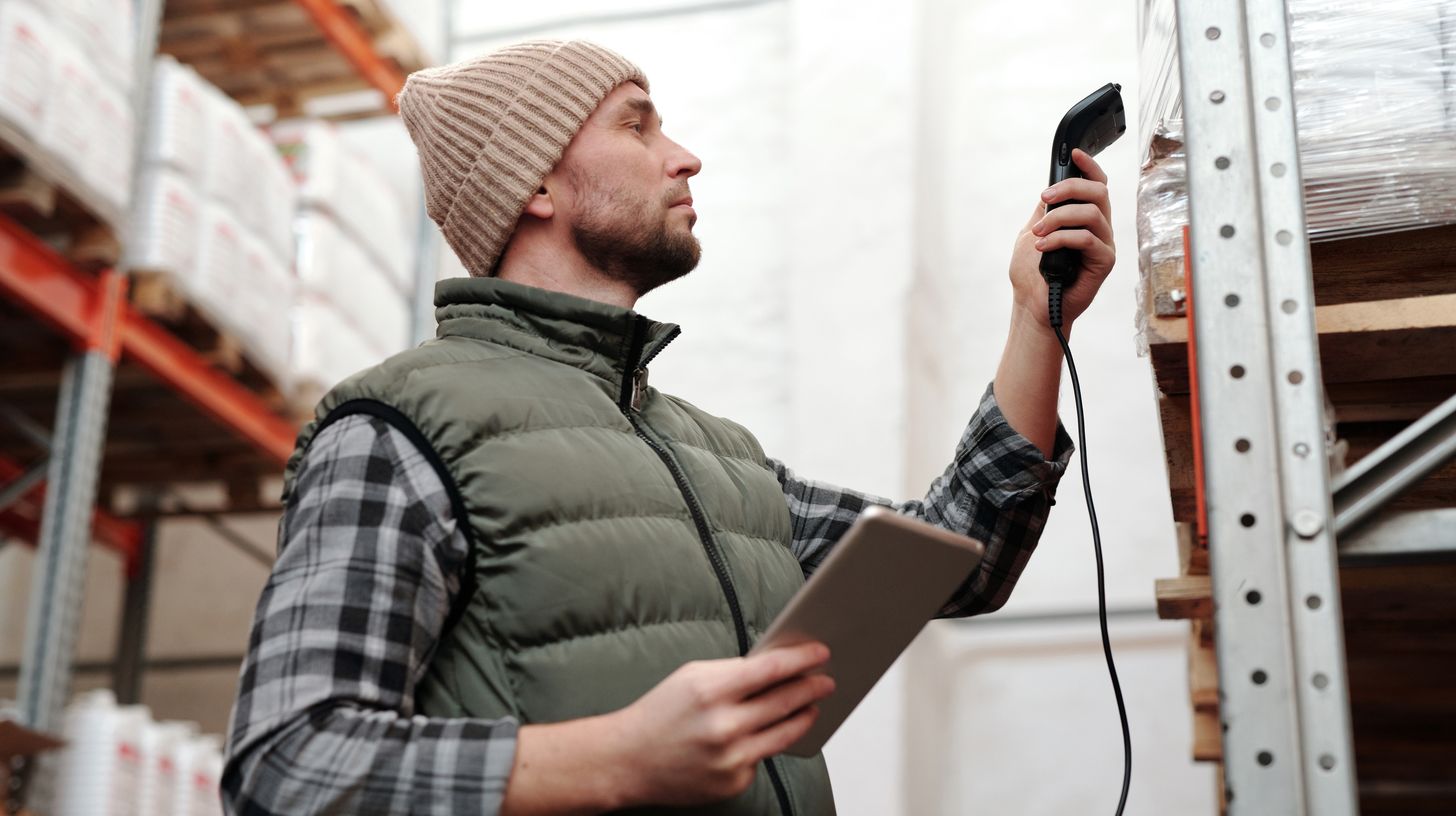 Checking RFID read rate with a handheld reader in a warehouse aisle